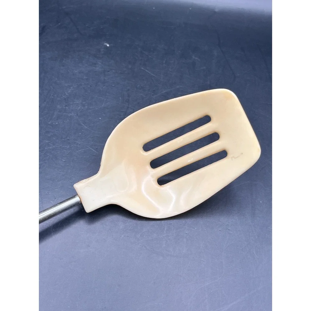 Vtg White Beige Slotted Spatula White‎ Handle Kitchen Utensil Kitchenware Retro